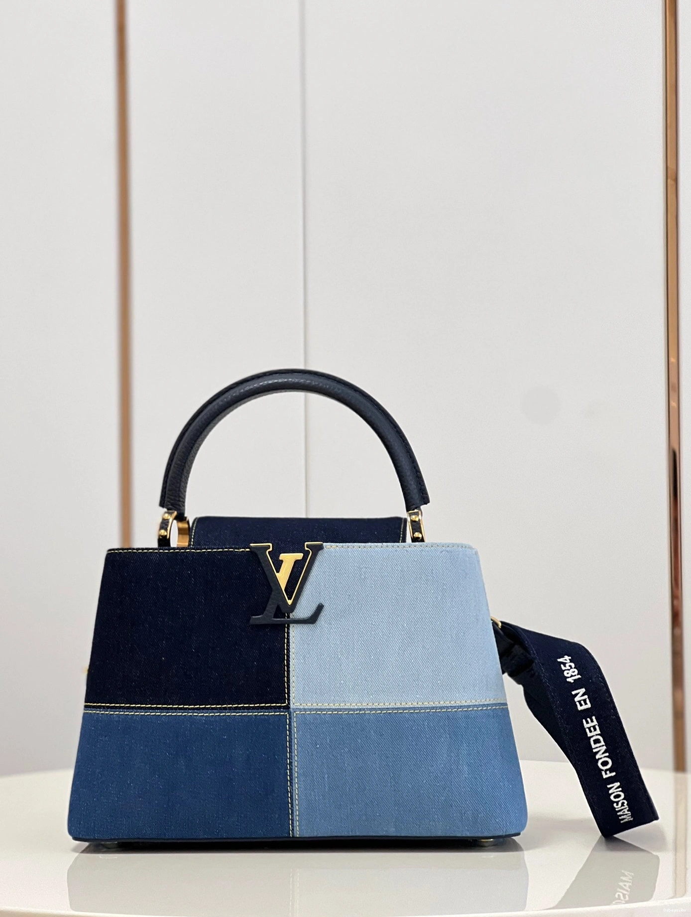 MM LOUIS VUITTON CAPUCINES 0123